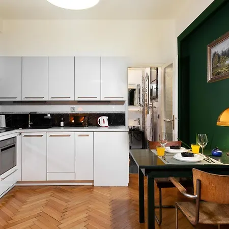Riverside Ostrovni Apartment